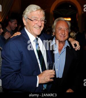 Sir Michael Parkinson célébrant le lancement de son livre 'Parky mon autobiographie' avec film réalisateur Michael Winner lors d'une réception Holland Park, Kensington Londres. Banque D'Images