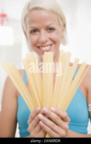 Junge Frau mit Nudeln - Jeune femme avec des nouilles Banque D'Images