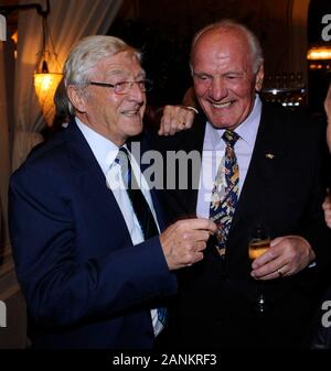 Sir Michael Parkinson célébrant le lancement de son livre 'Parky mon autobiographie' avec Henry boxer Cooper lors d'une réception Holland Park, Kensington Londres. Banque D'Images