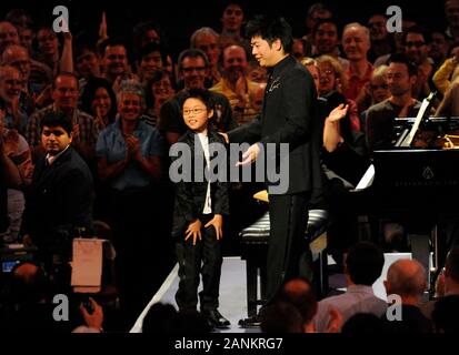 American music prodigy 9 ans Marc Yu à la BBC Proms au Royal Albert Hall avec d'autres musicien Lang Lang en 2008. Banque D'Images