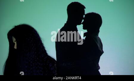 Crying Girl en tournant la tête de silhouette couple sur l'arrière-plan, la trahison Banque D'Images