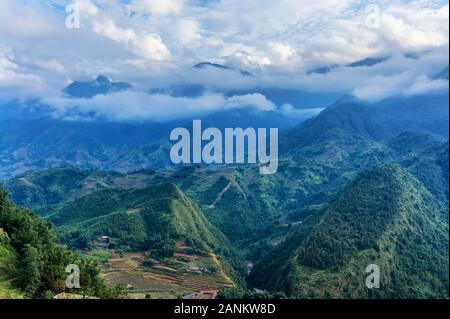 Beau paysage de Cat Cat, village touristique populaire destination de trekking. Champ de riz en terrasses. Sur la montagne dans les nuages. Sapa, province de Lao Cai Banque D'Images