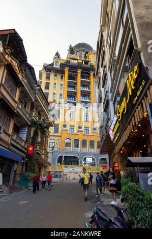 Sapa, Vietnam, Oct 09, 2018 Sapa Sun Plaza vieux bâtiment architecture, art déco beau design en ville, centre commercial et gare du funiculaire. Banque D'Images