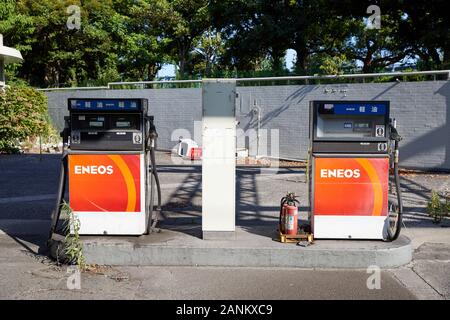Distributeurs de carburant dans une ancienne station de remplissage Eneos, Japon Banque D'Images