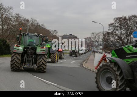 Mainz, Allemagne. 17 Jan, 2020. La croix tracteurs Theodor-Heuss-Bridge de Hesse à Mayence. Plus de 800 agriculteurs avec leur tracteur ont protesté devant la station de télévision ZDF à Mayence contre les médias font état de la politique agricole. Ensuite, ils essaient de créer le world wide plus longue chaîne en tracteur mobile en voiture de la station de TV par l'intermédiaire de la Hesse rhénane, pour protester contre le nouveau règlement sur les engrais. (Photo de Michael Debets/Pacific Press) Credit : Pacific Press Agency/Alamy Live News Banque D'Images