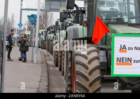 Mainz, Allemagne. 17 Jan, 2020. Les tracteurs sont alignés avant de traverser le pont dans Mayence. Plus de 800 agriculteurs avec leur tracteur ont protesté devant la station de télévision ZDF à Mayence contre les médias font état de la politique agricole. Ensuite, ils essaient de créer le world wide plus longue chaîne en tracteur mobile en voiture de la station de TV par l'intermédiaire de la Hesse rhénane, pour protester contre le nouveau règlement sur les engrais. (Photo de Michael Debets/Pacific Press) Credit : Pacific Press Agency/Alamy Live News Banque D'Images
