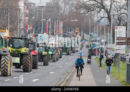 Mainz, Allemagne. 17 Jan, 2020. La croix tracteurs Theodor-Heuss-Bridge de Hesse à Mayence. Plus de 800 agriculteurs avec leur tracteur ont protesté devant la station de télévision ZDF à Mayence contre les médias font état de la politique agricole. Ensuite, ils essaient de créer le world wide plus longue chaîne en tracteur mobile en voiture de la station de TV par l'intermédiaire de la Hesse rhénane, pour protester contre le nouveau règlement sur les engrais. (Photo de Michael Debets/Pacific Press) Credit : Pacific Press Agency/Alamy Live News Banque D'Images
