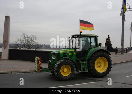 Mainz, Allemagne. 17 Jan, 2020. La croix tracteurs Theodor-Heuss-Bridge de Hesse à Mayence. Plus de 800 agriculteurs avec leur tracteur ont protesté devant la station de télévision ZDF à Mayence contre les médias font état de la politique agricole. Ensuite, ils essaient de créer le world wide plus longue chaîne en tracteur mobile en voiture de la station de TV par l'intermédiaire de la Hesse rhénane, pour protester contre le nouveau règlement sur les engrais. (Photo de Michael Debets/Pacific Press) Credit : Pacific Press Agency/Alamy Live News Banque D'Images