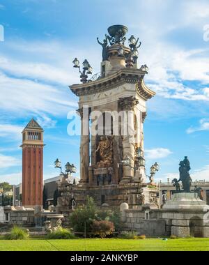 Statues et fontaine de la Plaza de Espana, à Barcelone, Espagne Banque D'Images