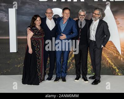 Londres, ANGLETERRE - 15 janvier : Kirsten Beyer, Akiva Goldsman, Jason Isaacs, Alex Kurtzman et Michael Chabon assiste à la première européenne d'Amazon ou Banque D'Images