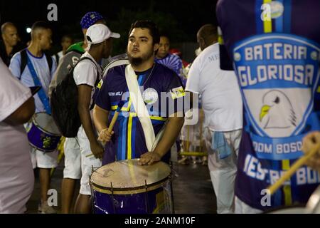 Sao Paulo, Brésil. 17 Jan, 2020. 17 janvier 2020 : Les membres de Dom Bosco école de samba prendre part à la répétition pour le prochain carnaval de Sao Paulo en 2020, à l'Anhembi Sambadrome. La parade aura lieu le 21 et 22 février. (Crédit Image : © Paulo Lopes/fil Zuma Zuma) Crédit : Press, Inc./Alamy Live News Banque D'Images
