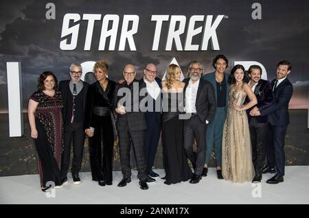 Londres, ANGLETERRE - 15 janvier : Kirsten Beyer, Alex Kurtzman, Michelle Hurd, Sir Patrick Stewart, Akiva Goldsman, Jeri Ryan, Michael Chabon, Evan Evagor Banque D'Images