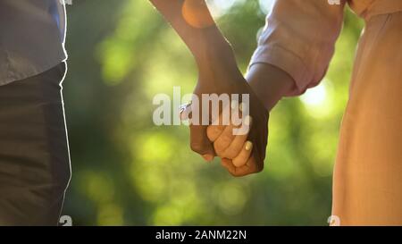 Couple multiracial sunny park, romantique et intime, close-up Banque D'Images