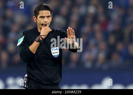 17 januari 2020 Gelsenkirchen, Allemagne Schalke 04 Football v Borussia Mönchengladbach L-R : Arbitre Deniz Aytekin Banque D'Images