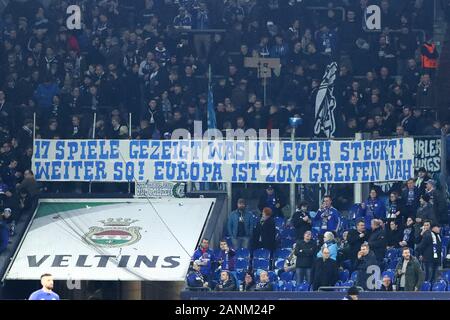 17 januari 2020 Gelsenkirchen, Allemagne Schalke 04 Football v Borussia Mönchengladbach L-R : Supporters Schalke 04 Banque D'Images