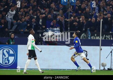 17 januari 2020 Gelsenkirchen, Allemagne Schalke 04 Football v Borussia Mönchengladbach L-R : Suat Serdar de Schalke 04 Banque D'Images