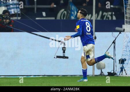 17 januari 2020 Gelsenkirchen, Allemagne Schalke 04 Football v Borussia Mönchengladbach L-R : Suat Serdar de Schalke 04 Banque D'Images