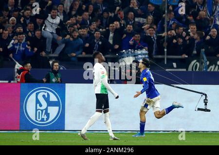 17 januari 2020 Gelsenkirchen, Allemagne Schalke 04 Football v Borussia Mönchengladbach L-R : Suat Serdar de Schalke 04 Banque D'Images