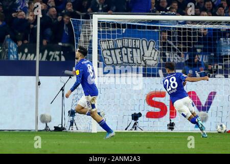 17 januari 2020 Gelsenkirchen, Allemagne Schalke 04 Football v Borussia Mönchengladbach L-R : Suat Serdar de Schalke 04 Banque D'Images