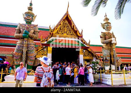 BANGKOK, THAÏLANDE - 23 décembre 2018 : le Grand Palais une célèbre destination touristique et le Temple du Bouddha d'Émeraude (Wat Phra Kaew). Banque D'Images