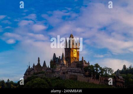 Le château impérial de Cochem assis au-dessus de la Moselle, Département, en Rhénanie-Palatinat, Allemagne. Banque D'Images
