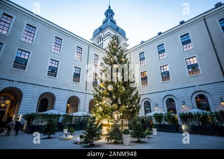 Arbre de Noël lumineux géant à Saint-Martin cour de Grand Hôtel Dieu de Lyon France Banque D'Images