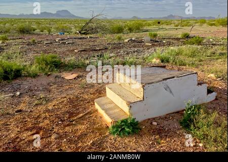 Un ensemble de fantomatique les marches de la véranda est tout ce qui reste d'un arrêt de train dans le sud-ouest de l'Arizona connu sous le nom de rocher. Banque D'Images