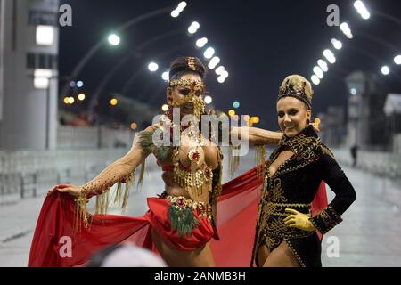 Sao Paulo, Brésil. 17 Jan, 2020. 17 janvier 2020 : Les membres du Colorado n'Bras école de samba prendre part à la répétition pour le prochain carnaval de Sao Paulo en 2020, à l'Anhembi Sambadrome. La parade aura lieu le 21 et 22 février. (Crédit Image : © Paulo Lopes/fil Zuma Zuma) Crédit : Press, Inc./Alamy Live News Banque D'Images