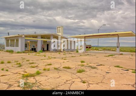 Les restes d'un vieux truck stop le long de la célèbre Route 66 dans le nord de l'Arizona à l'est de Flagstaff près de la ville fantôme de deux pistolets. Banque D'Images