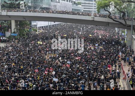 Hong Kong, Hong Kong SAR, Chine. 16 Juin, 2019. Le laissez-passer de mars en amirauté Pacific Place où un manifestant appelé imperméable homme est tombé à sa mort après l'ouverture d'une bannière de protestation sur l'immeuble. De nombreux manifestants amener des fleurs à jeter.manifestants mars à Hong Kong contre l'extradition de loi déposé par chef de la carrie Lam. La suspension de la loi ne parvient pas à arrêter le crédit mars : Jayne Russell/ZUMA/Alamy Fil Live News Banque D'Images