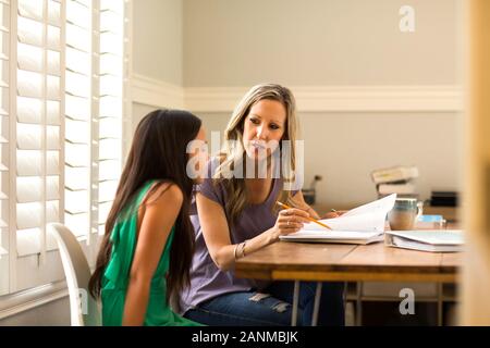 L'aide de l'enseignant avec ses devoirs d'étudiant Banque D'Images