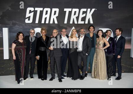 Londres, Royaume-Uni. 15 Jan, 2020. Kirsten Beyer, Alex Kurtzman, Michelle Hurd, Sir Patrick Stewart, Akiva Goldsman, Jeri Ryan, Michael Chabon, Evan Evagora, Isa Briones, Jonathan del Arco et Harry Treadaway assister à la première européenne de "Star Trek original Amazon : Picard' Luxe à Odéon Leicester Square à Londres. Credit : SOPA/Alamy Images Limited Live News Banque D'Images