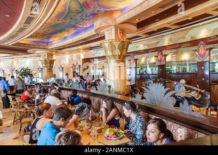 Miami Florida, Aventura, Aventura Mall, Cheesecake Factory, restaurant repas à manger dehors, intérieur, tables, dîners hommes hispaniques femmes Banque D'Images