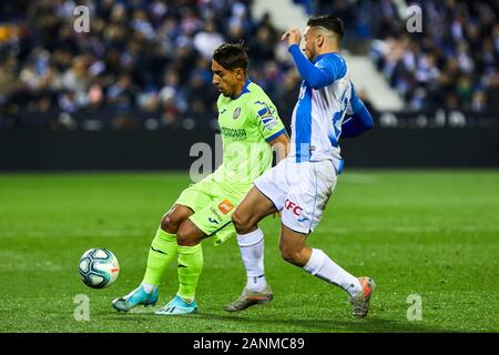 Saragosse, Espagne. 17 Jan, 2020. Oscar Rodriguez CD de Leganes et Damian Suarez de Getafe FC sont vus en action au cours de la La Liga match entre CD Leganes et Getafe CF au stade de Butarque à Martorell. (Score final : CD Leganes 0:3 Getafe CF) Credit : SOPA/Alamy Images Limited Live News Banque D'Images