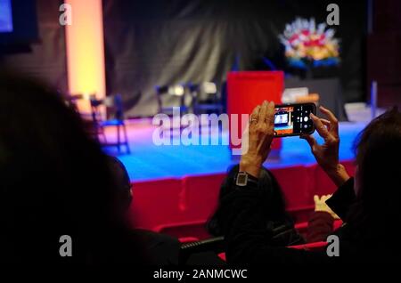 New York, NEW YORK / USA - 13 décembre 2019 : caucasian woman utilise son smartphone appareil photo pour prendre des photos de l'étape avant l'obtention du diplôme cerem Banque D'Images