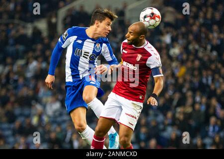 Porto, Portugal. 17 Jan, 2020. Joueur du FC Porto Matheus Uribe (L) et SC Braga's player Wilson Eduardo (R) sont vus en action pendant le match pour la première ligue portugaise entre le FC Porto et SC Braga au stade du Dragon de Porto. (Score final ; le FC Porto 1:2 SC Braga) Credit : SOPA/Alamy Images Limited Live News Banque D'Images