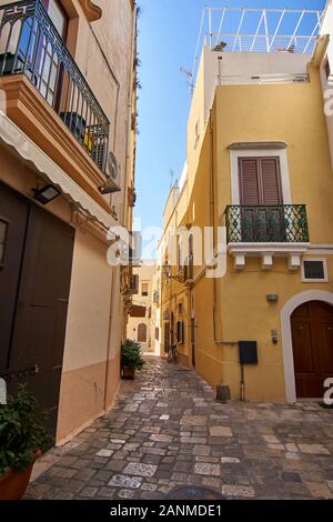 Rues typiques de la vieille ville dans les Pouilles Gallipoli Italie au cours d'une journée ensoleillée Banque D'Images