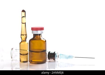 Flacon en verre et d'ambre médicament ampoule avec seringue isolé sur blanc. Banque D'Images