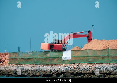 Excavatrices sont la construction de routes pour rejoindre la mer. Banque D'Images