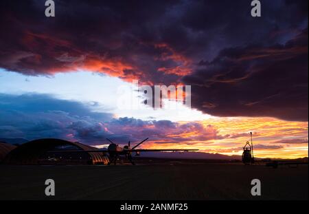 Un MQ-9 Reaper est situé sur l'axe de vol au coucher du soleil à Creech Air Force Base, au Nevada, le 20 novembre, 2019. Le moissonneur fournit des dominants, et attaque persistante 24/7/365 de reconnaissance. (U.S. Air Force photo par le Sgt. Dillon blanc) Banque D'Images