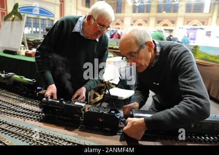 La préparation d'un amateurs 16mm narrow gauge train à l'exposition de Londres l'ingénierie des modèles qui s'est ouverte aujourd'hui à Alexandra Palace, Londres. Le show est l'une des plus grandes expositions de modélisation au Royaume-Uni, le mélange tout le spectre de la création du modèle de l'ingénierie des modèles traditionnels, les locomotives à vapeur et les moteurs de traction au moyen de plus de gadgets modernes et 'boys toys", y compris des camions, bateaux, avions et hélicoptères. Plus de 45 modèles nationaux et régionaux des clubs et les sociétés et associations seront afficher leurs états et en concurrence pour remporter le prestigieux bouclier de la société. En tot Banque D'Images