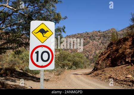 Inscrivez-vous sur la limite de vitesse d'avertissement dans les gorges Brachina kangourous, Ikara-Flinders, Parc National de l'Australie du Sud, Australie Banque D'Images