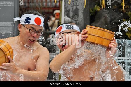 Tokyo, Japon. 18 janvier, 2020. Les participants se purifier par l'eau froide pendant la cérémonie d'endurance au froid 'Kanchu-Misogi» au Sanctuaire Kanda Myojin à Tokyo, Japon, le 18 janvier 2020. La cérémonie d'endurance d'eau froide est célébrée chaque année comme les participants estiment que leurs âmes sont purifiées en versant de l'eau froide sur son corps. Photo par Keizo Mori/UPI UPI : Crédit/Alamy Live News Banque D'Images