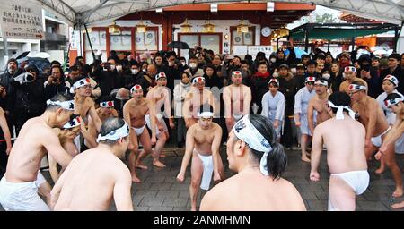 Tokyo, Japon. 18 janvier, 2020. Après le rituel paroissiens effectuer d'endurance au froid 'Kanchu-Misogi cérémonie' à Kanda Myojin Shrine à Tokyo, Japon, le samedi, Janvier 18, 2020. La cérémonie d'endurance d'eau froide est célébrée chaque année comme les participants estiment que leurs âmes sont purifiées en versant de l'eau froide sur son corps. Photo par Keizo Mori/UPI UPI : Crédit/Alamy Live News Banque D'Images