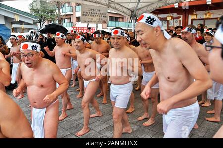 Tokyo, Japon. 18 janvier, 2020. Paroissiens Participants effectuer un rituel avant la cérémonie d'endurance au froid 'Kanchu-Misogi» au Sanctuaire Kanda Myojin à Tokyo, Japon, le samedi, Janvier 18, 2020. La cérémonie d'endurance d'eau froide est célébrée chaque année comme les participants estiment que leurs âmes sont purifiées en versant de l'eau froide sur son corps. Photo par Keizo Mori/UPI UPI : Crédit/Alamy Live News Banque D'Images