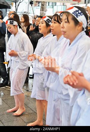 Tokyo, Japon. 18 janvier, 2020. Les participants se purifier par l'eau froide pendant la cérémonie d'endurance au froid 'Kanchu-Misogi» au Sanctuaire Kanda Myojin à Tokyo, Japon, le 18 janvier 2020. La cérémonie d'endurance d'eau froide est célébrée chaque année comme les participants estiment que leurs âmes sont purifiées en versant de l'eau froide sur son corps. Photo par Keizo Mori/UPI UPI : Crédit/Alamy Live News Banque D'Images