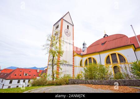 Hohes Schloss Fussen ou le haut château gothique des évêques vue panoramique, Allemagne. Hohes Schloss se trouve sur une colline au-dessus de la vieille ville de Fussen, en Bavière. Banque D'Images