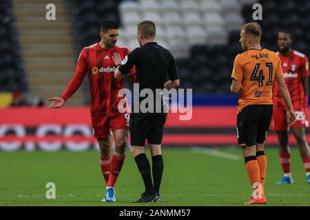 11 janvier 2020, KC Stadium, Kingston Upon Hull, Angleterre ; Sky Bet Championship, Hull City v Fulham arbitre : M. Donohue parle d'Aleksandar Mitrovic (9) de Fulham Crédit : David Greaves/News Images Banque D'Images