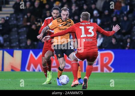 11 janvier 2020, KC Stadium, Kingston Upon Hull, Angleterre ; Sky Bet Championship, Hull City v Fulham : Kamil Grosicki (11) de la ville de coque fonctionne à Tim Ream (13) de Fulham Crédit : David Greaves/News Images Banque D'Images