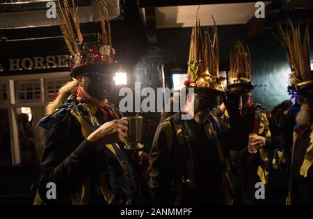 Les membres de l'hameçon Eagle Morris Dancers à l'extérieur de la voiture et les chevaux de pub avant de vous rendre à l'Vaughan Millénaire Verger pour un 'Hartley Wintney Wassail' dans, Hampshire. Banque D'Images